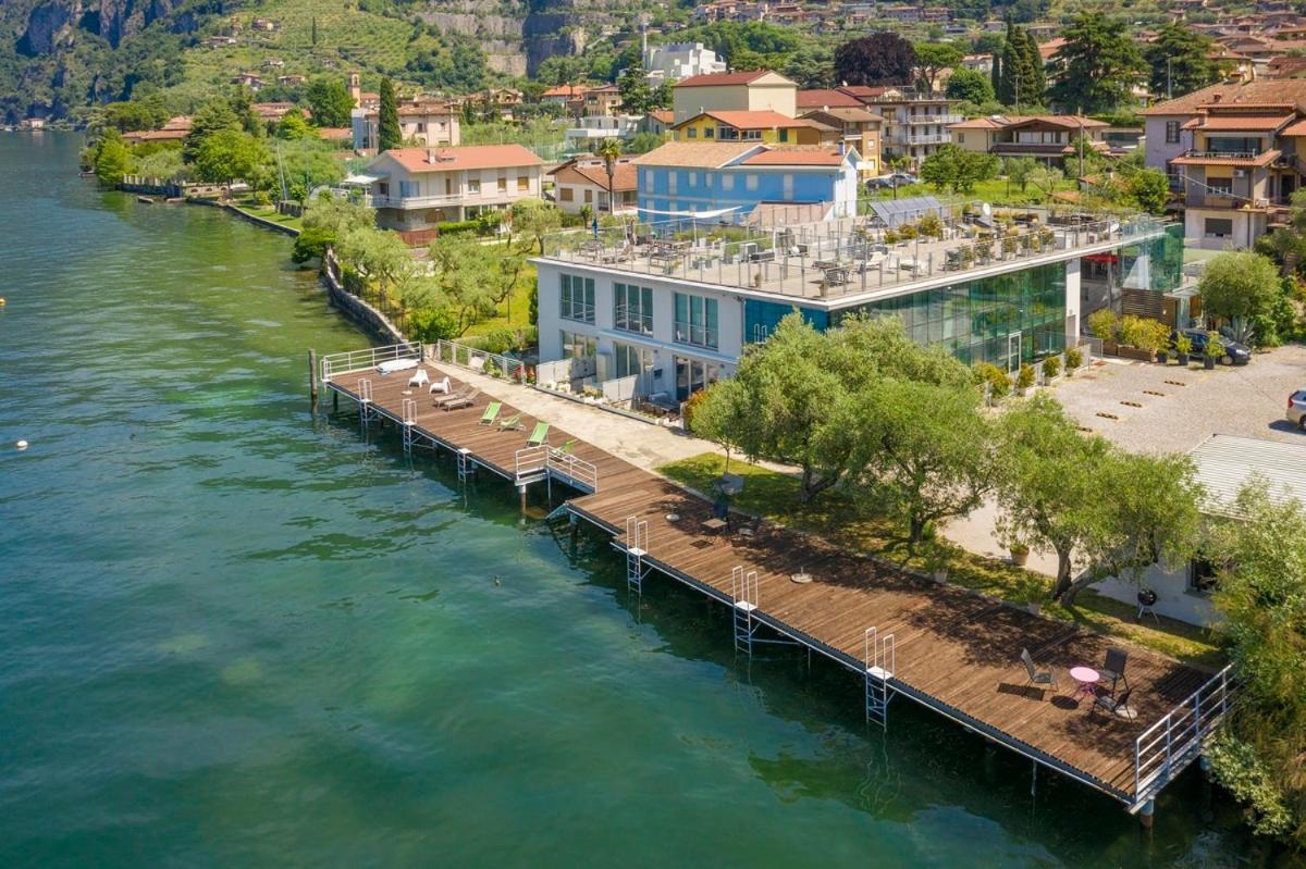 Direttamente Al Lago Apartments Marone Bagian luar foto